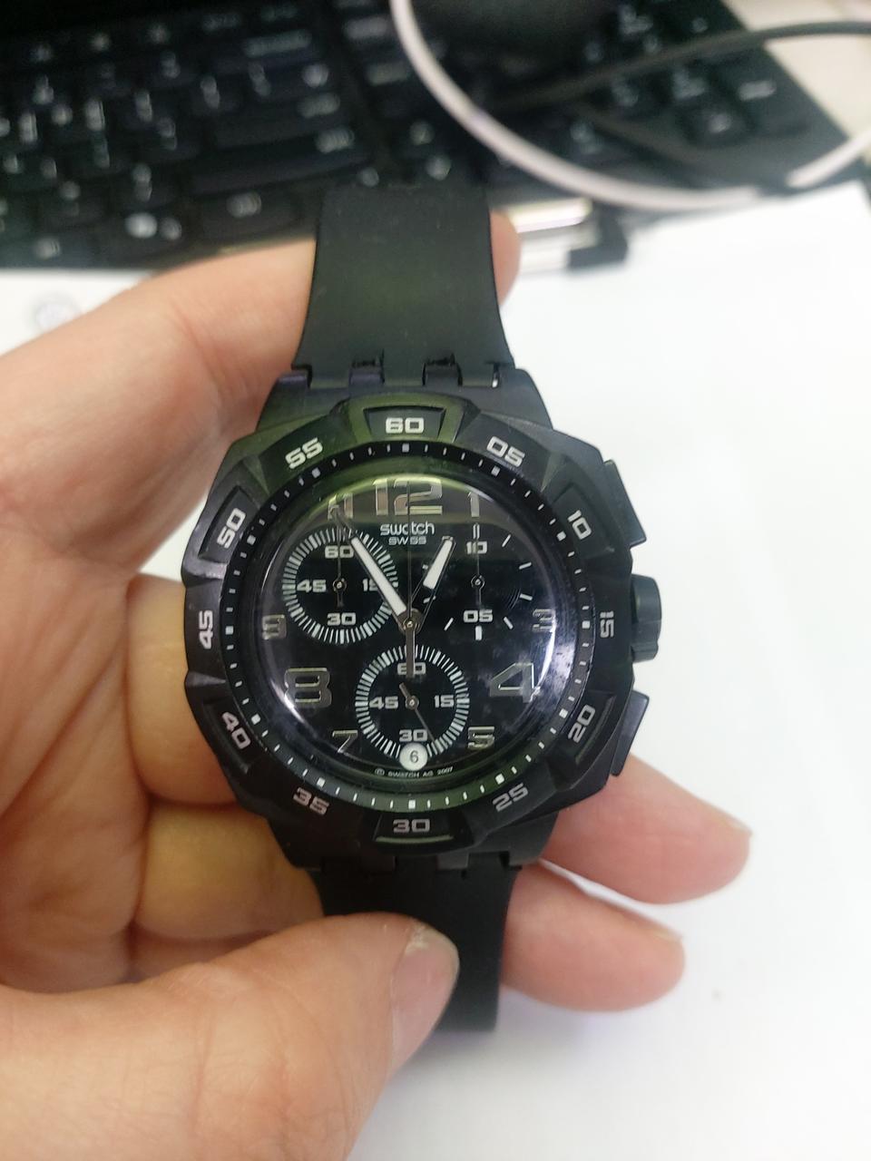 올블랙 색상의 스와치 남성