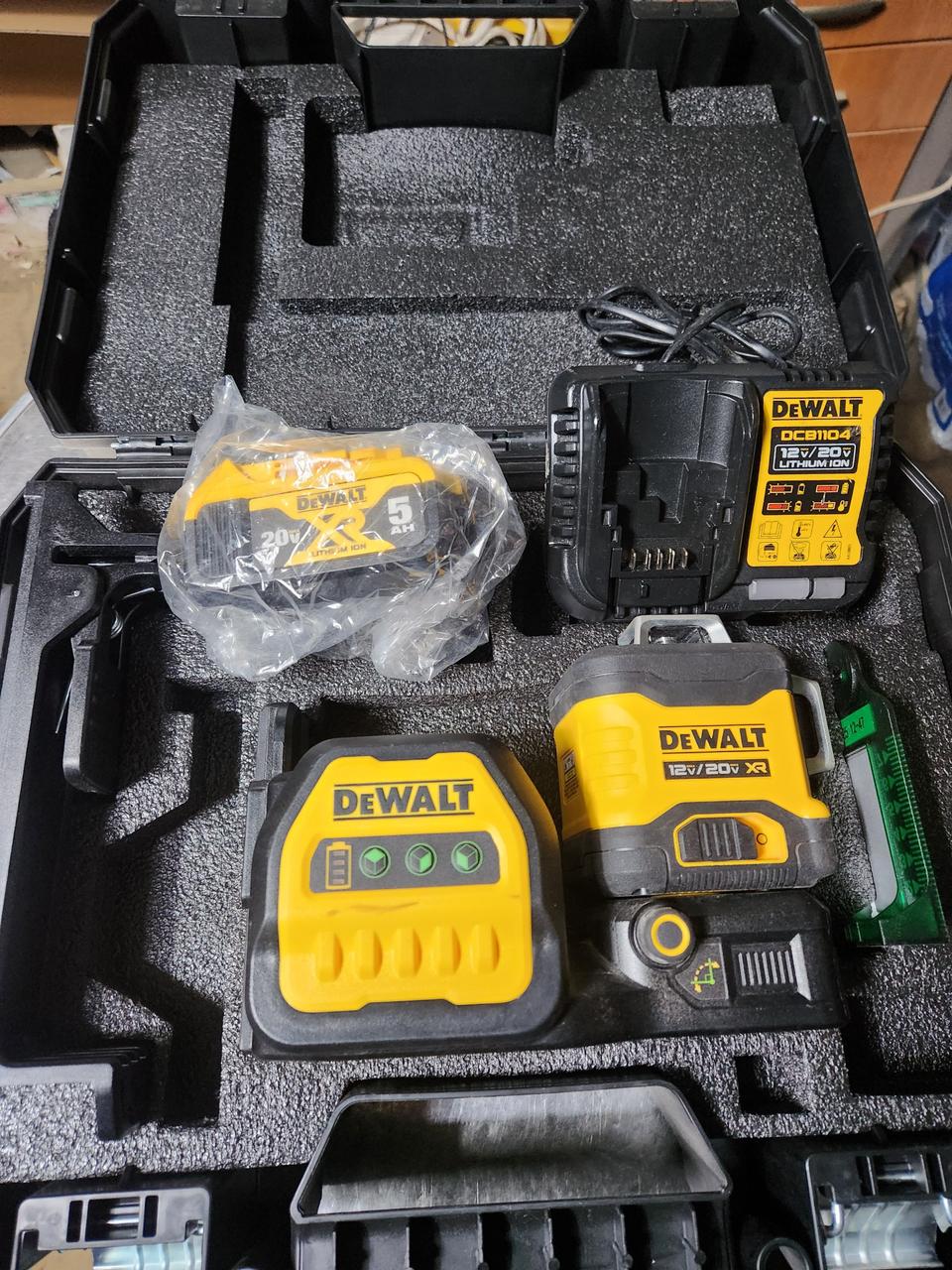 디월트 20v 그린레벨기 DCE089NG18 A급 판매