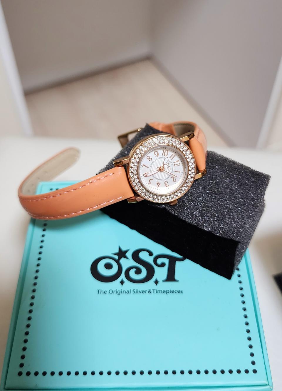 ost 천연가죽 코랄색 큐빅시계