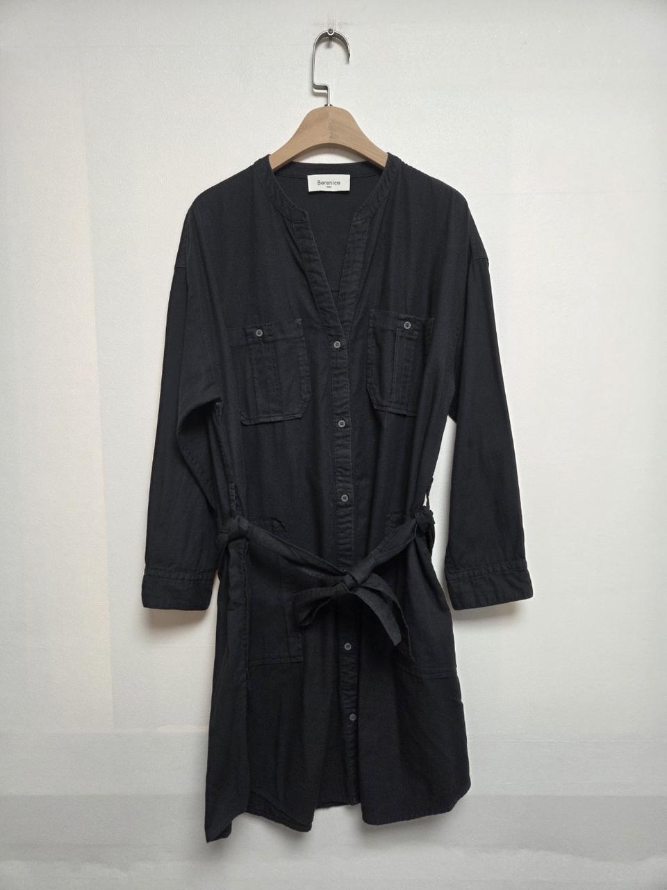 베르니스 밴드카라 셔츠형 포켓 롱원피스 블랙(S) 