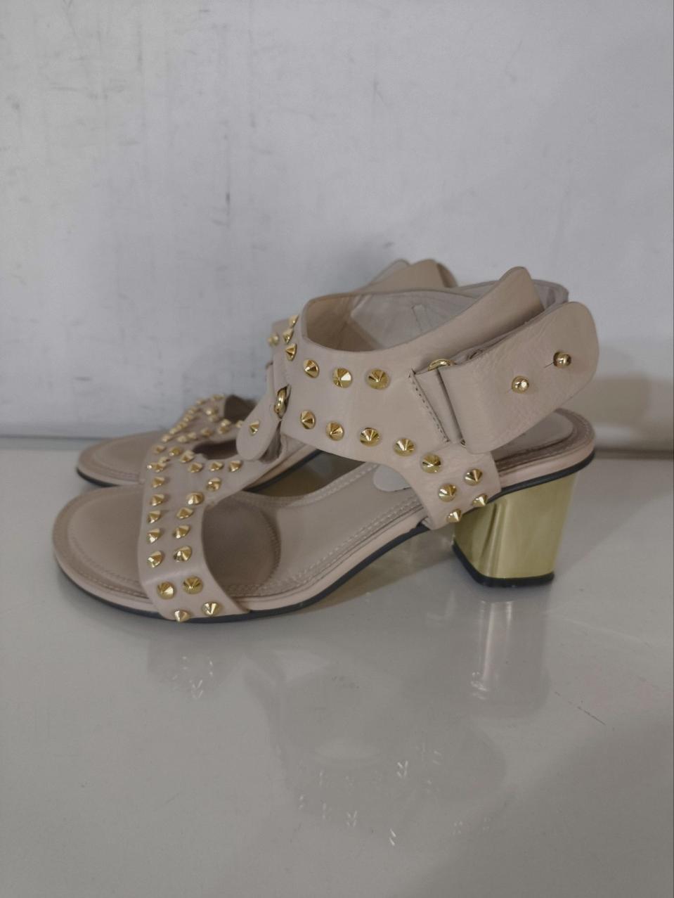 375 245mm 슈콤마보니 골드 스터드 펌프스힐 샌들 z2143 