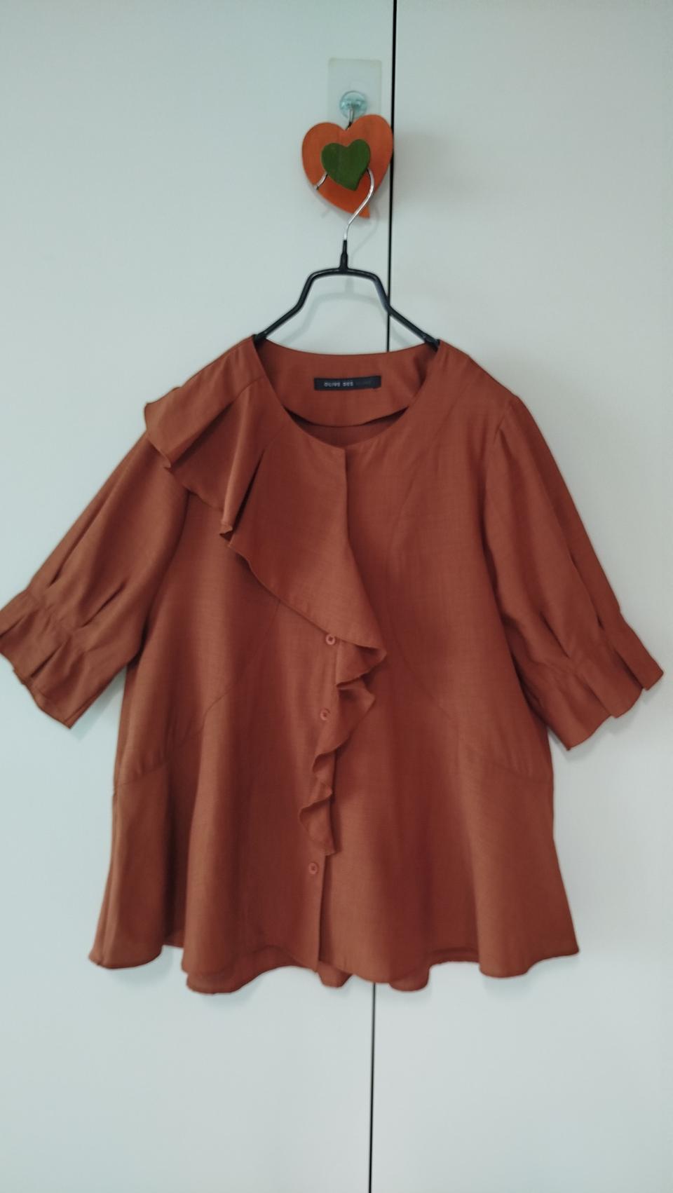 올리브 데 올리브 브라운 프릴카라 에이라인핏 블라우스