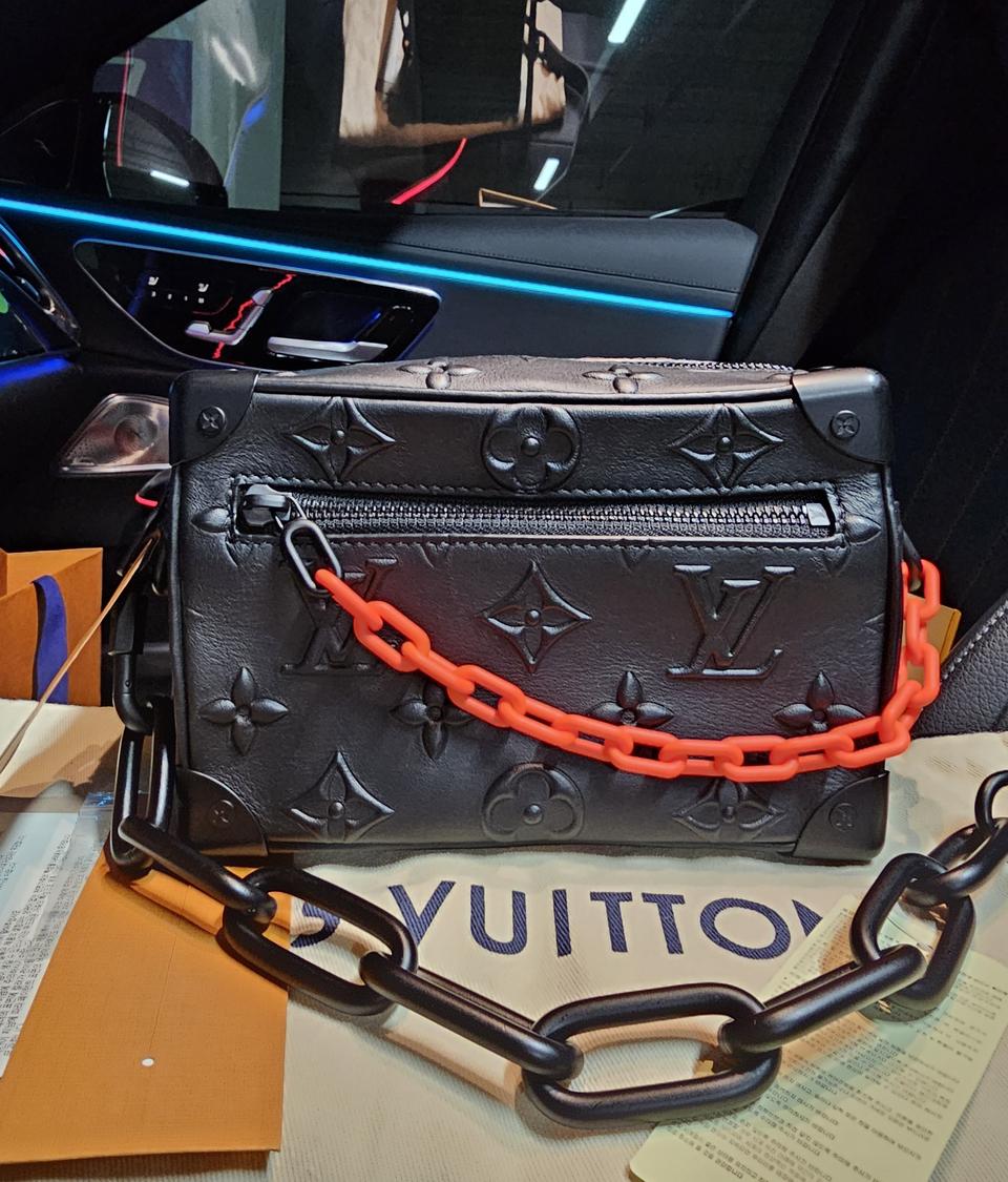 루이비통 버질아블로 입체 엠보싱 미니소프트 트렁크 크로스백   ​