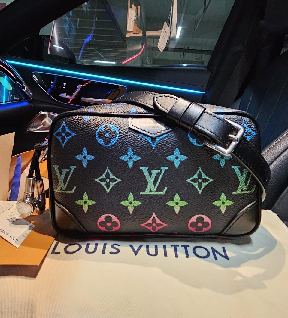 루이비통 한정판 퍼렐 이어폰 그라데이션 크로스백 (새상품)  ​