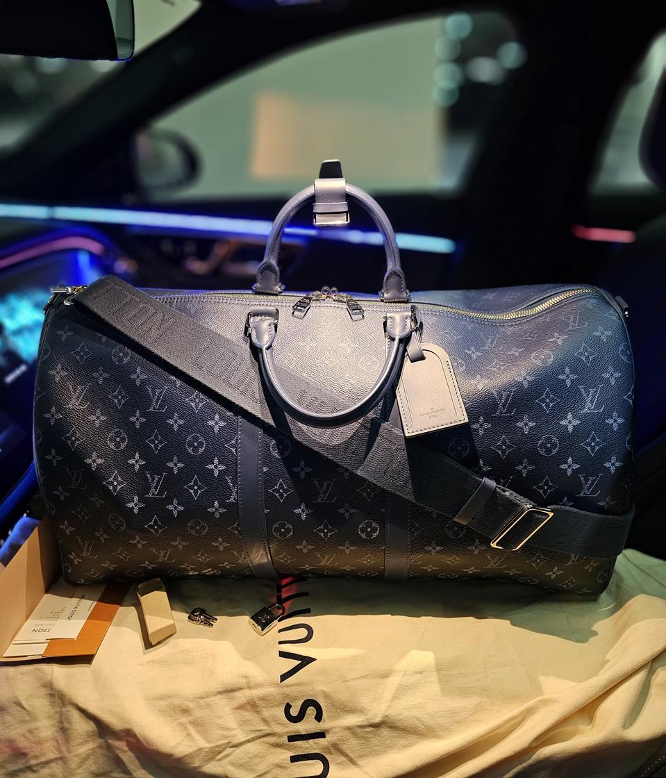 루이비통 퍼렐 한정판 그라데이션 키폴55 블루 (새상품)