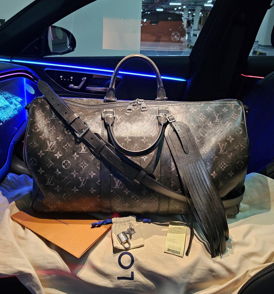 루이비통 퍼렐 한정판 모노그램 더스트 브러시드 키폴50 (새상품)  ​