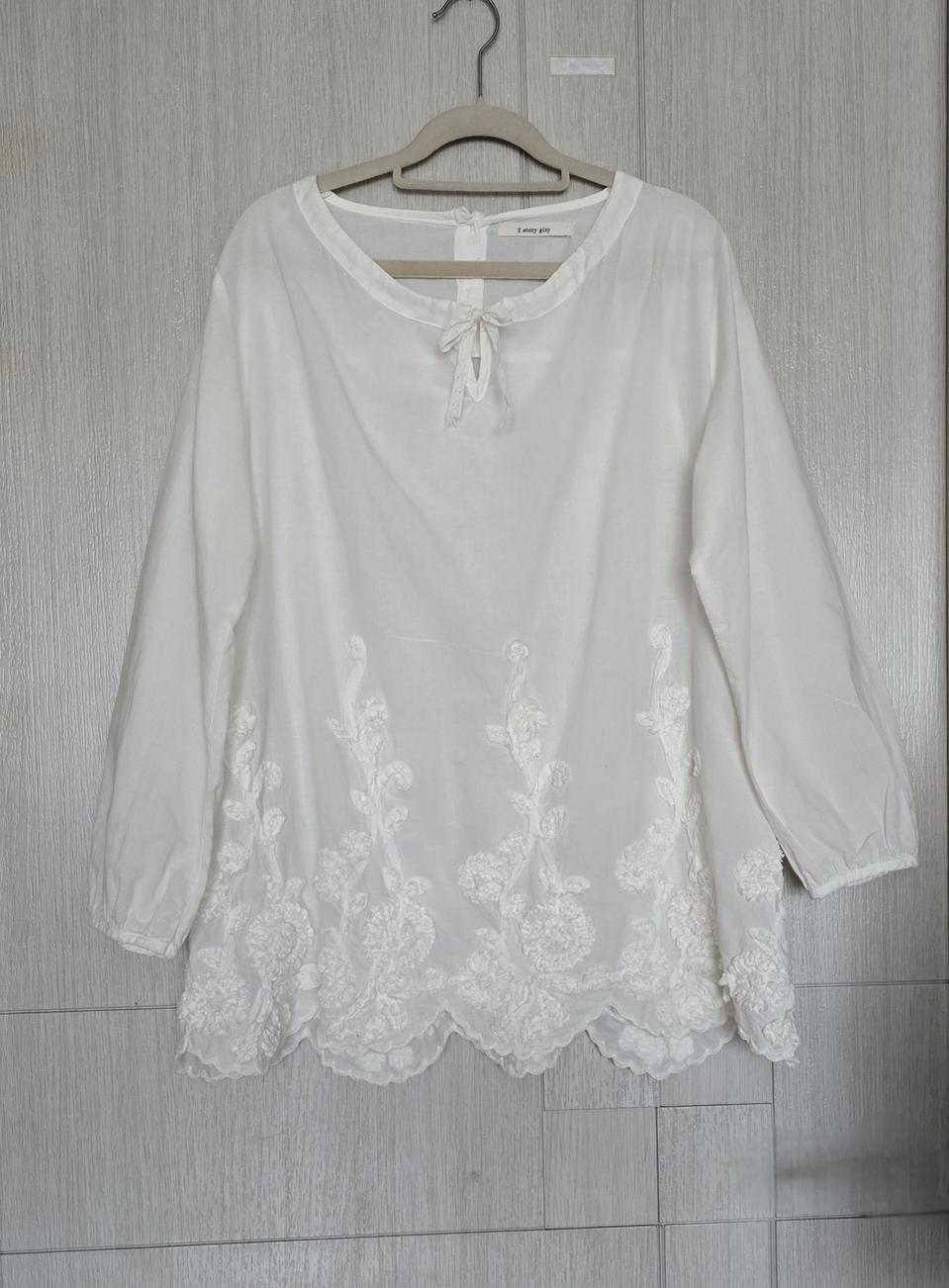 프리~77/투스토리지니 꽃 입체장식 블라우스