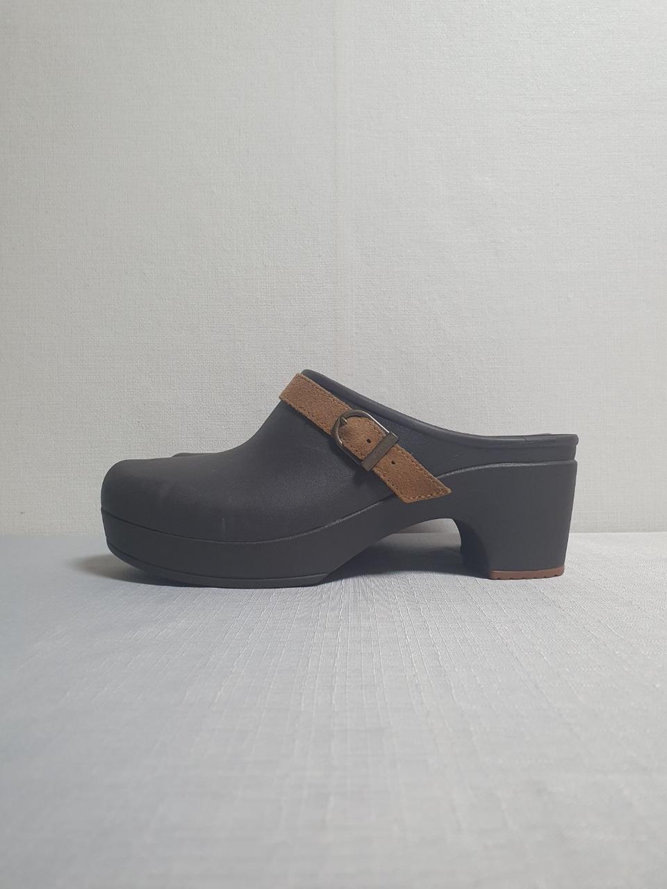 230mm 크록스 사라 벨티드 힐 클로그 브라운