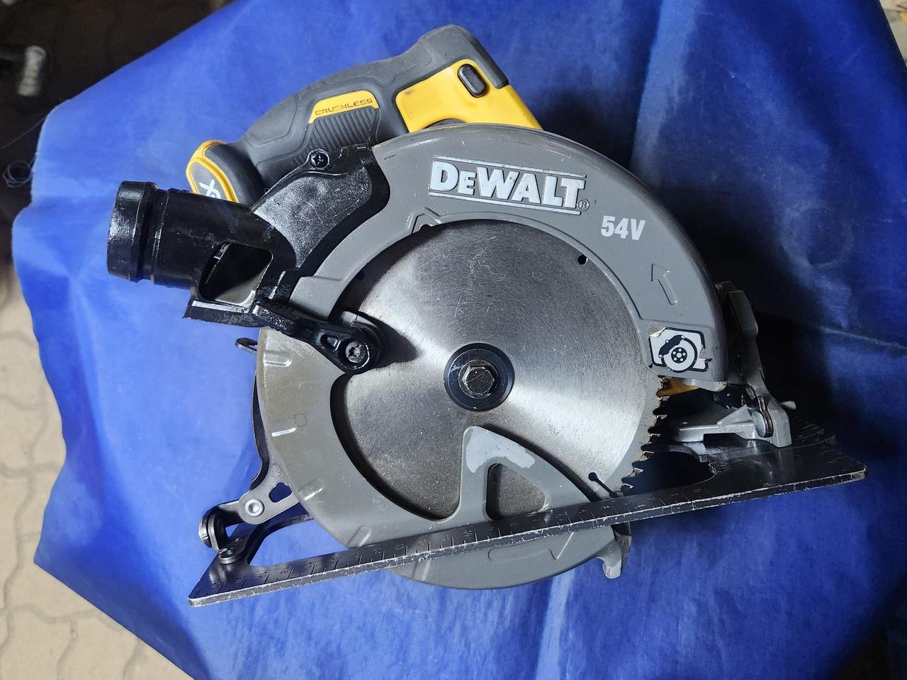 디월트 54v 충전원형톱 DCS575 본체 팝니다