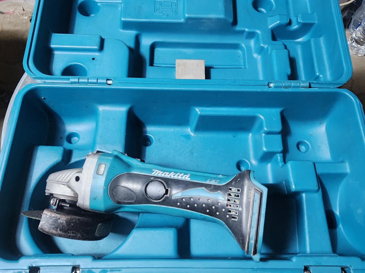 마끼다 18v 충전그라인더 DGA402 본체+케이스 판매