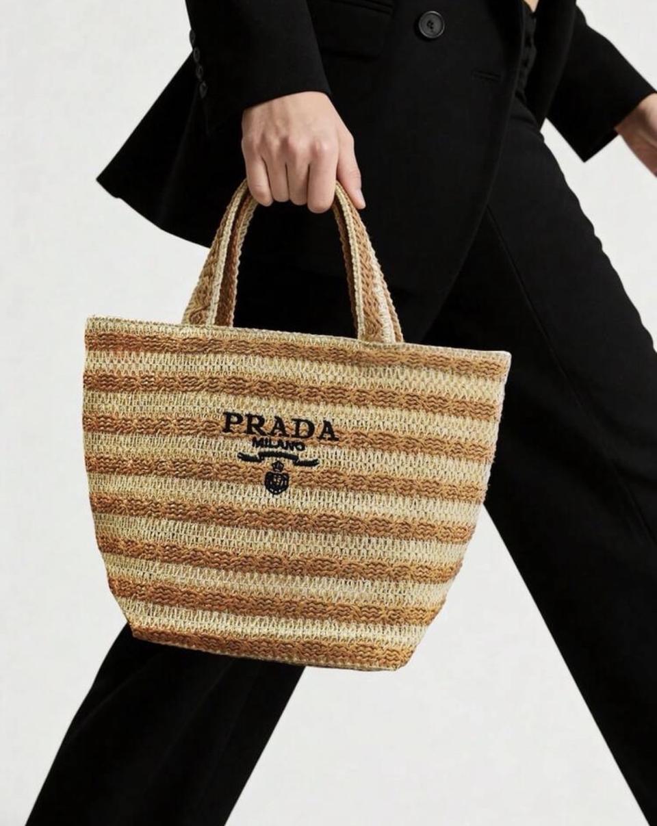프라다 뷰티 라피아 스트라이프 토트백 브라운