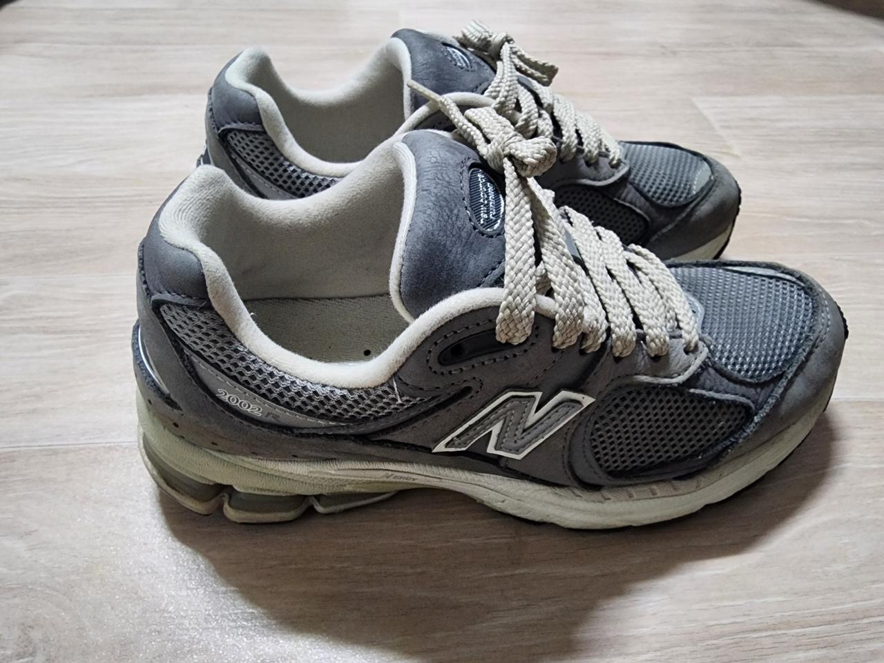뉴발란스 2002R 그레이