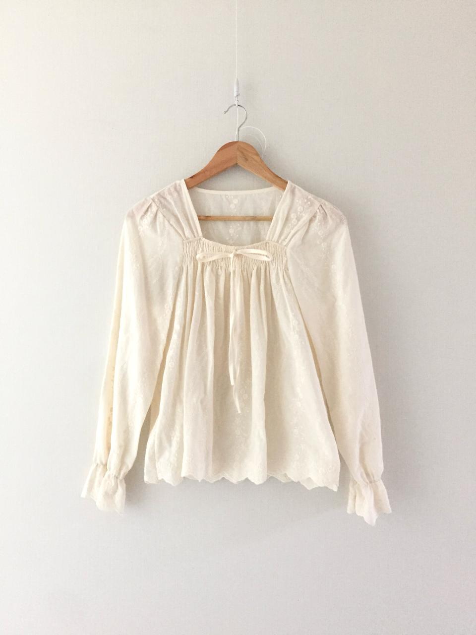 (새) 크림 스퀘어 꽃 자수 펀칭 면 블라우스