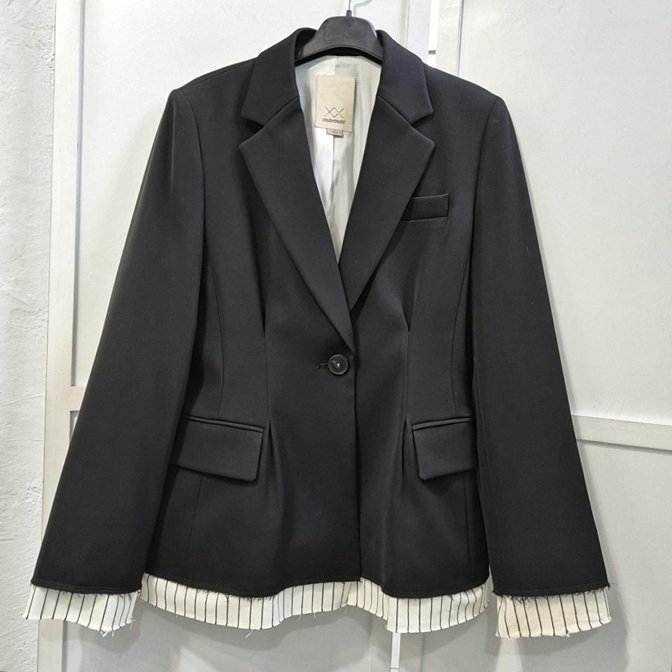 뮤트뮤트 핀턱 라인 자켓 