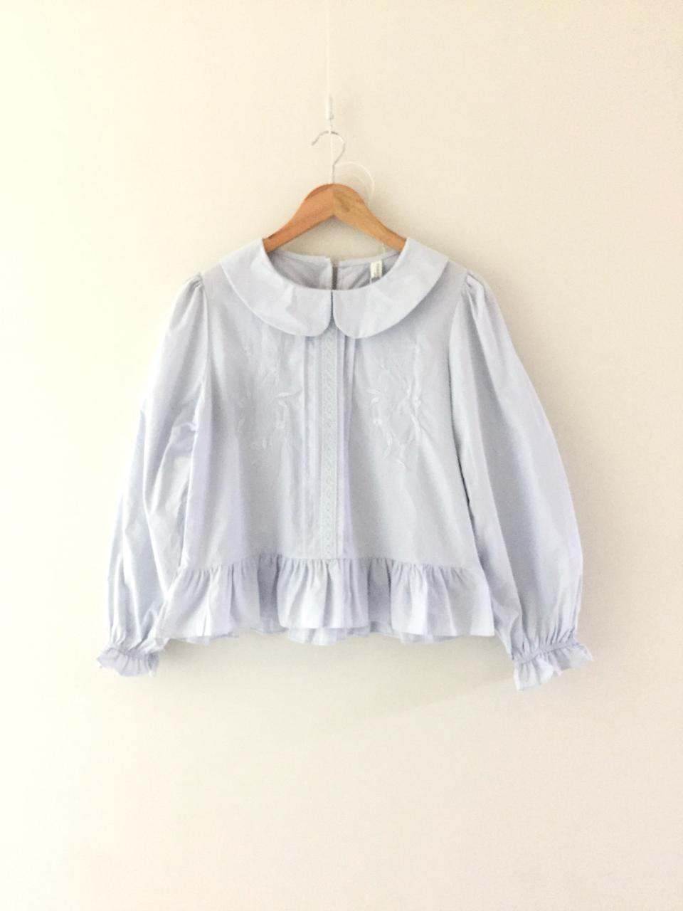 (새) 소라색 둥근 카라 꽂자수 면 블라우스