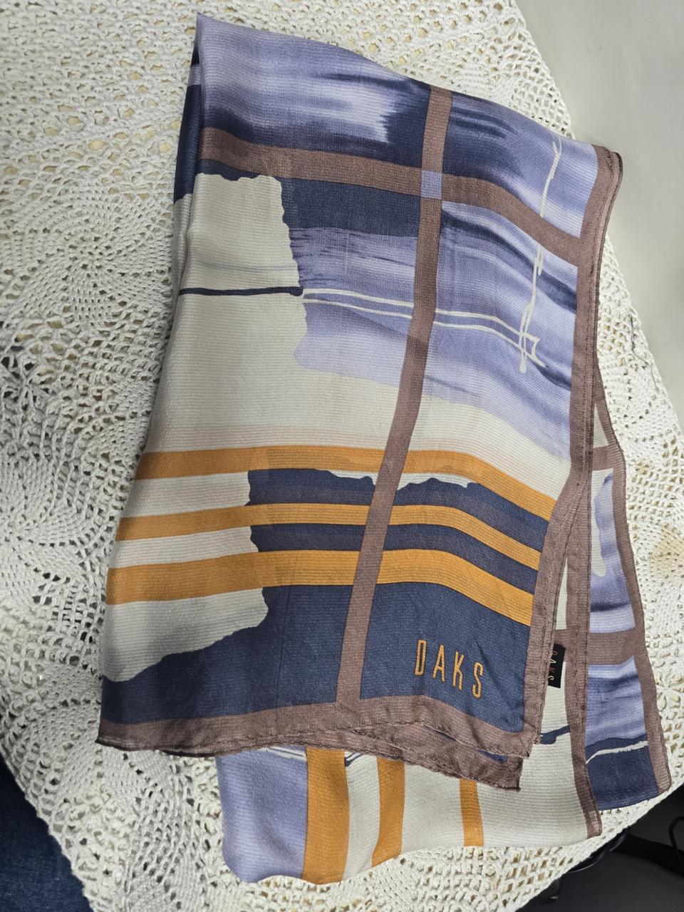 닥스 패턴 실크스카프