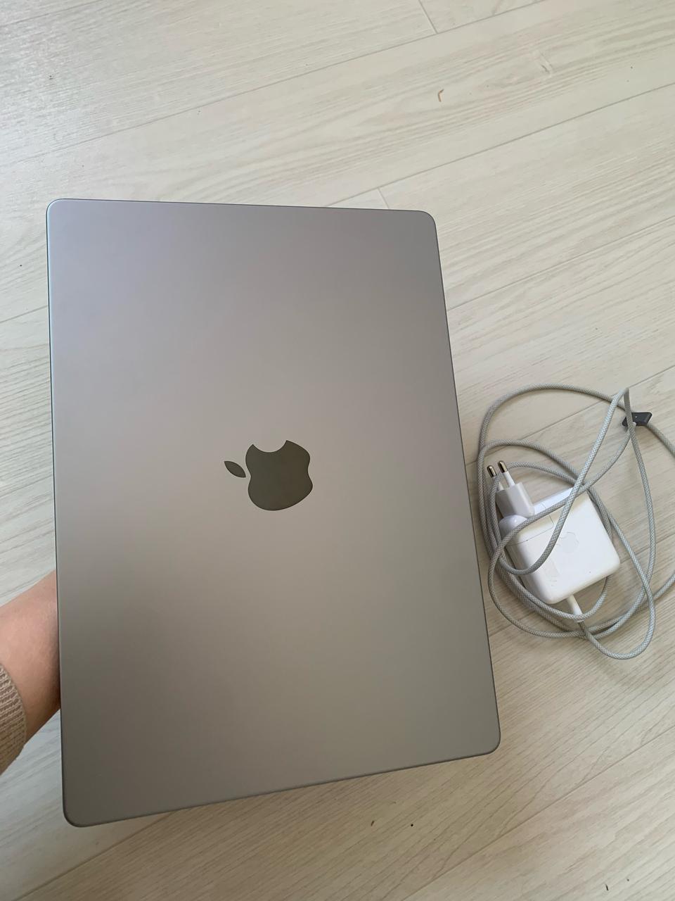 맥북프로 M3 14인치 8GB 512GB 깔끔