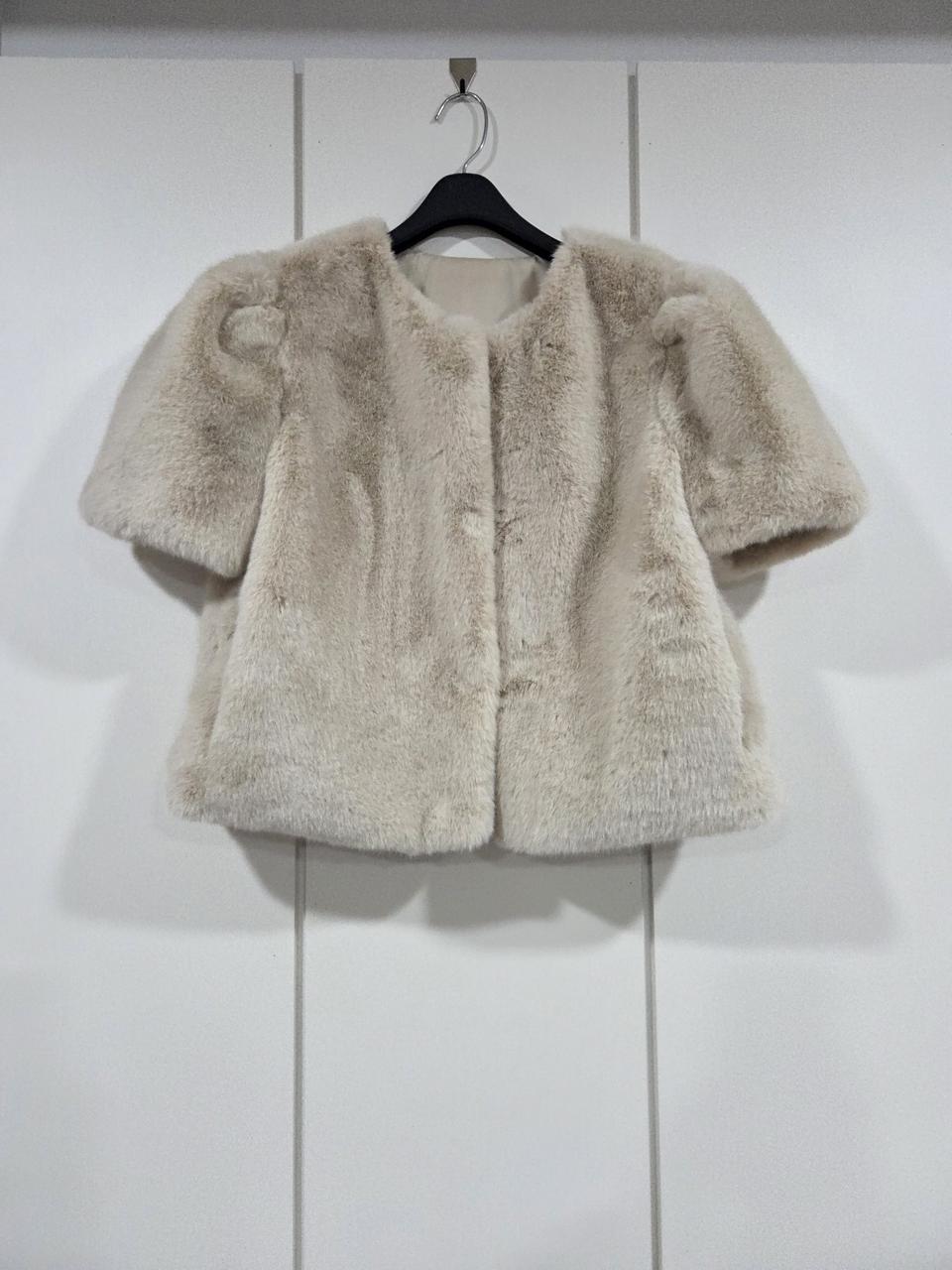 베이지 반팔 퍼 자켓