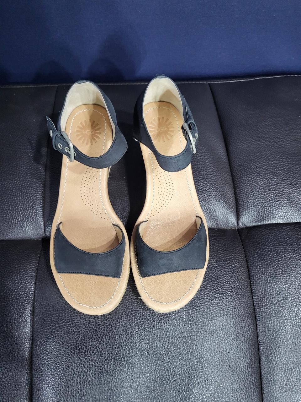 UGG 스트랩 웨지힐