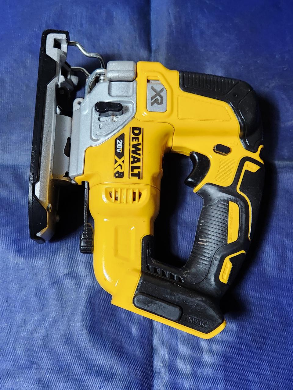 디월트 20v 충전직소기 DCS334 본체 팝니다