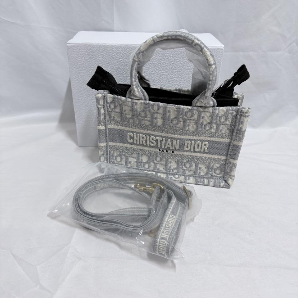 디올 미니 북 토트백 위드 스트랩 그레이