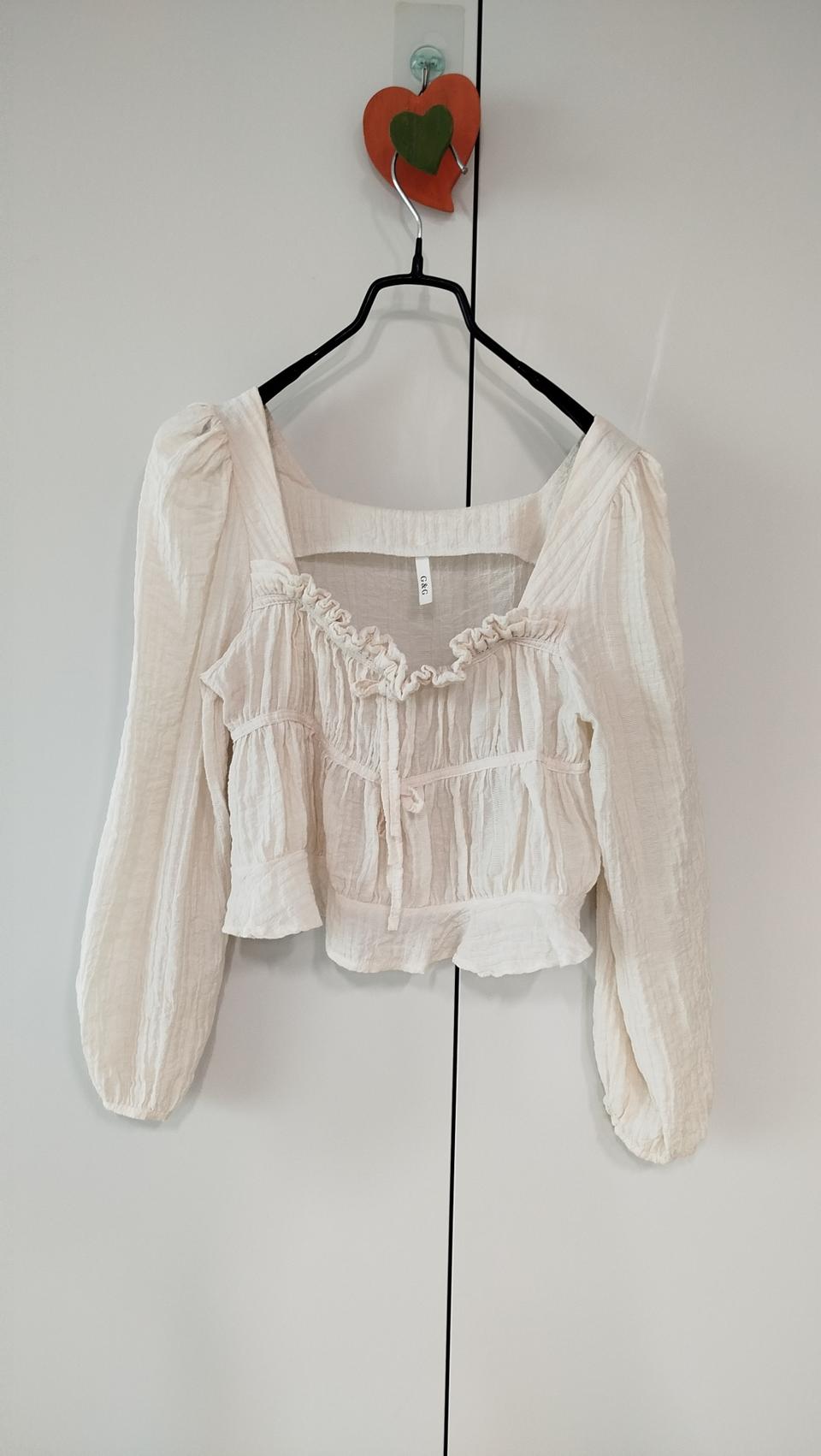 아이보리 약 비침 스퀘어넥 숏기장 공주 블라우스형 가디건