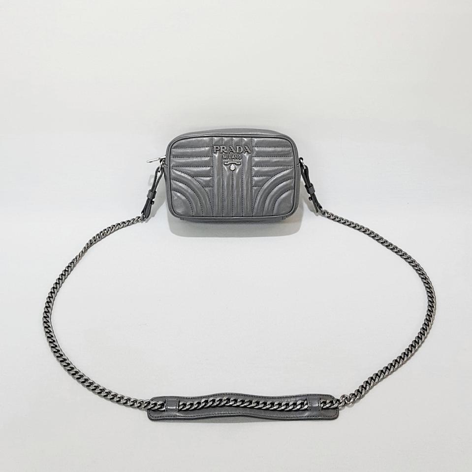 정품)프라다 다이어그램 체인 크로스백 1BH084