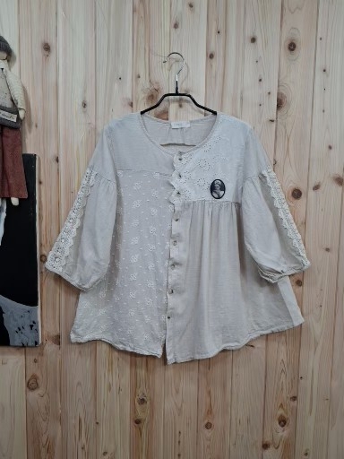 펀칭 자수 블라우스