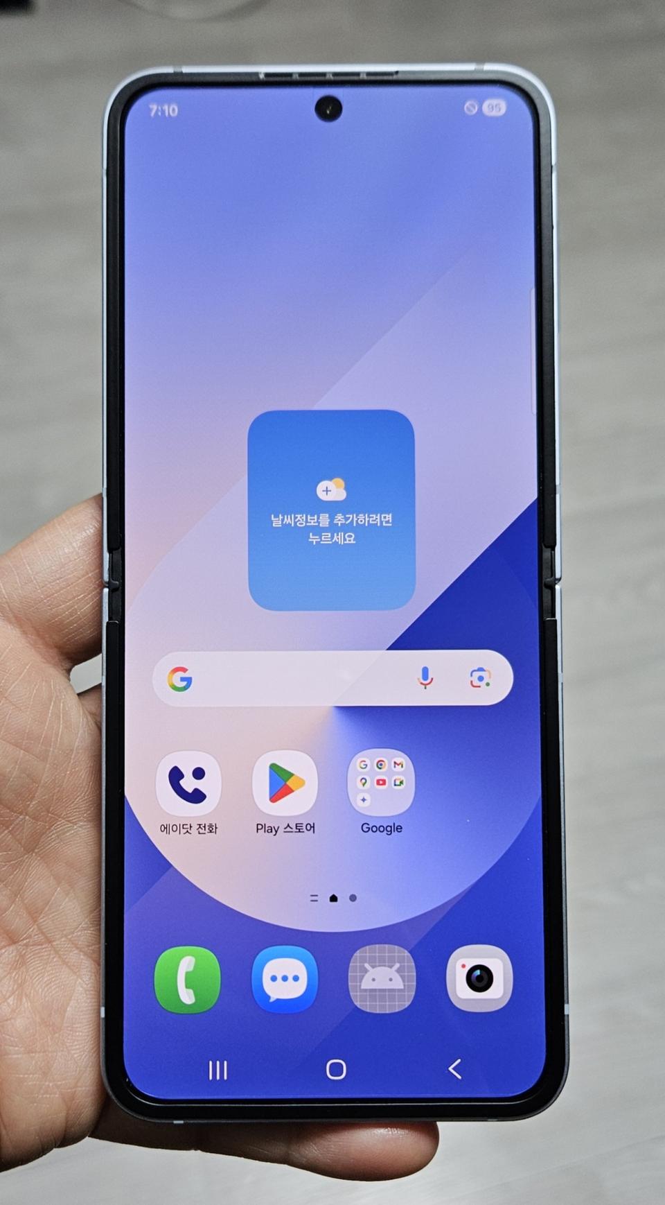 갤럭시 Z플립6 블루 256GB 액정교체폰 A급 팝니다.