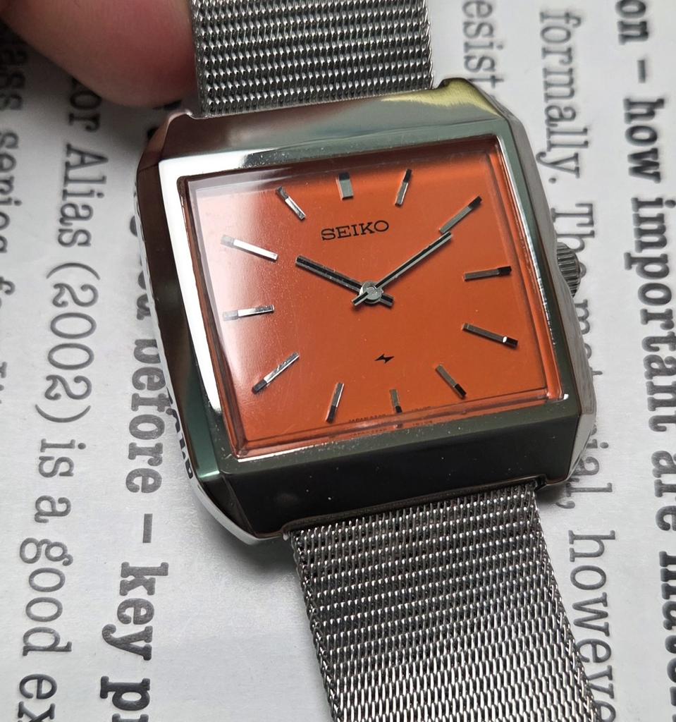 빈티지 세이코 샤리오탱크 오렌지다홍 수동명기(2220A) 드레스워치
