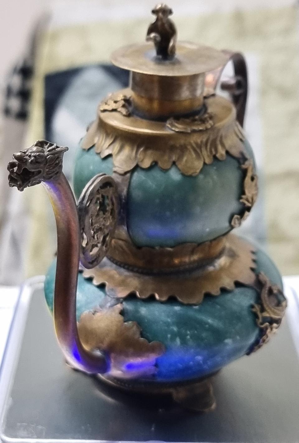 A03S 청나라 황제가 사용한 황룡도안 청색빛 옥으로 만든 순은 찻주전자