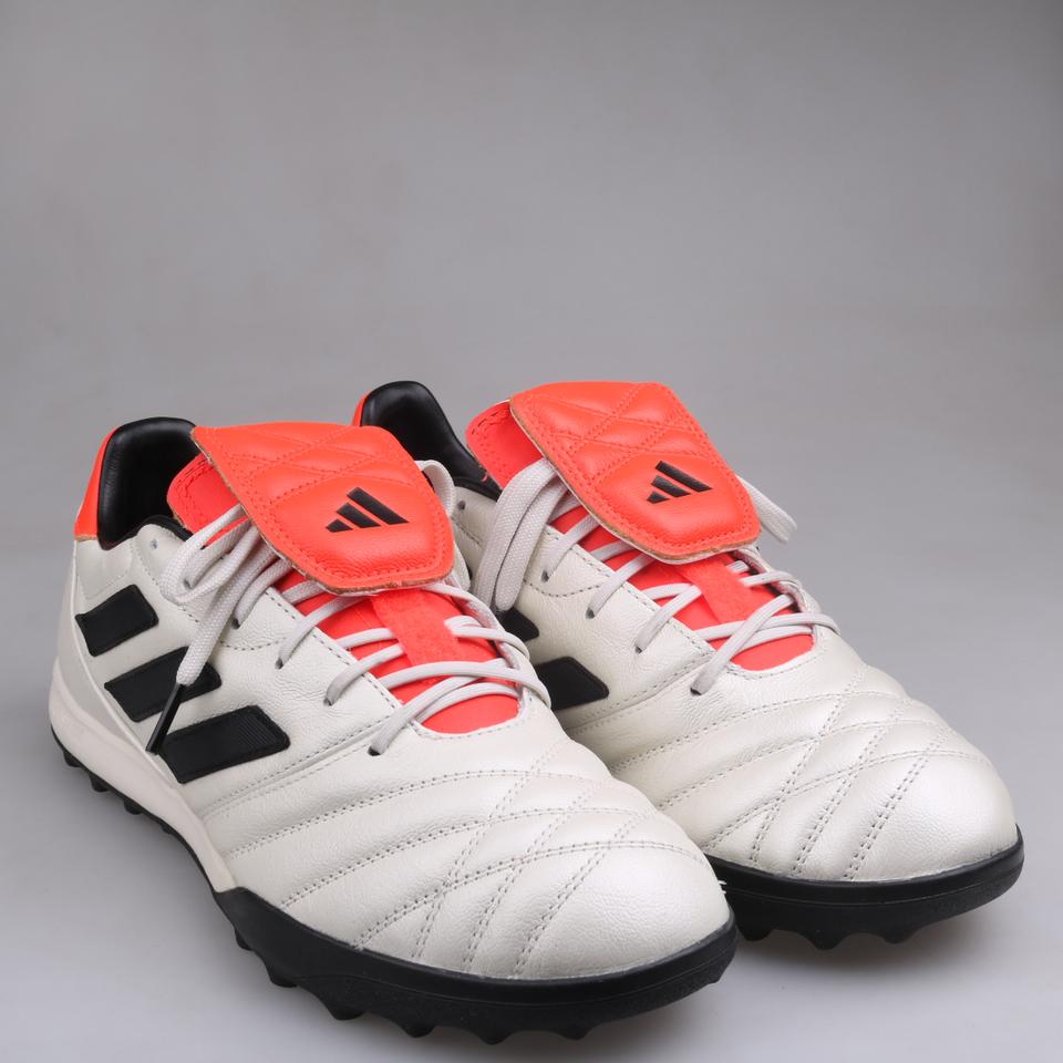 아디다스  풋살화 판매합니다.(265)6408