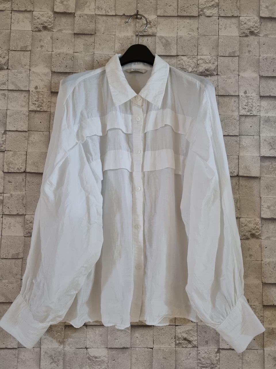 LVPS 러브패리스 화이트 셔플 블라우스