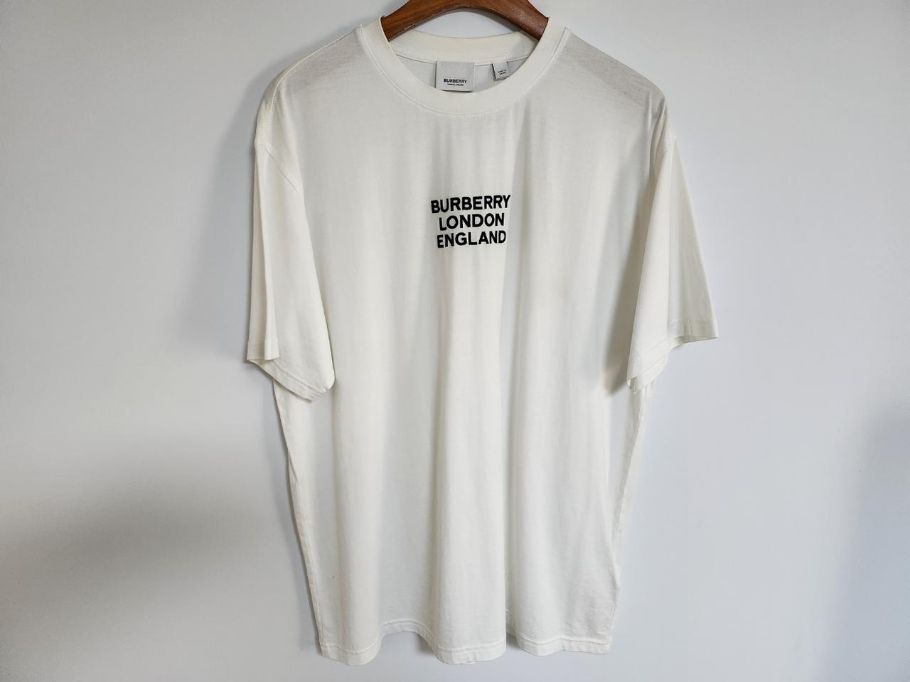 M 버버리 화이트 자수 로고 반팔티 8021176