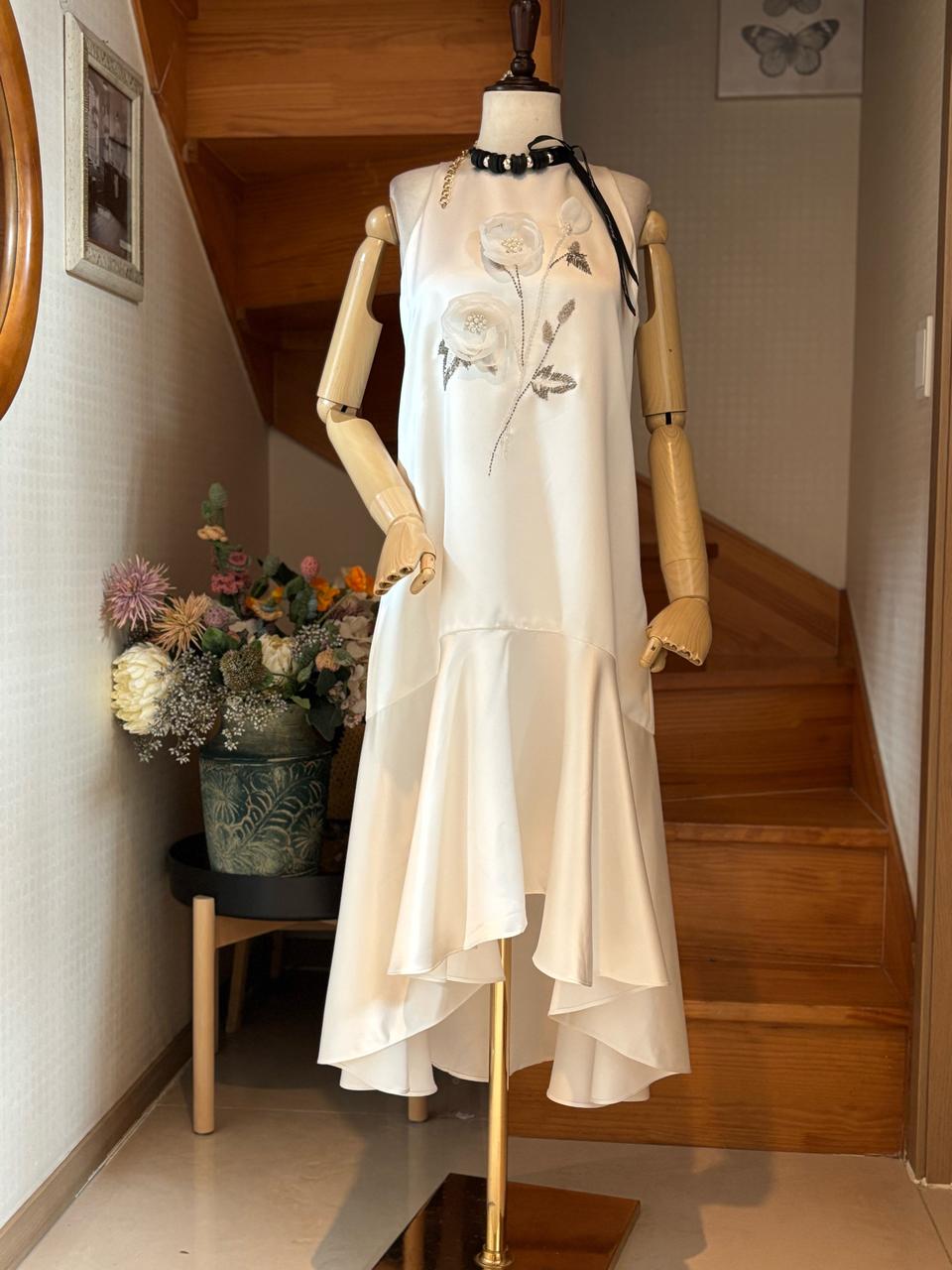 화이트 플라워 자수 롱 원피스. 사틴