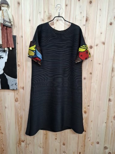 배색 소매 블랙 플리츠 원피스