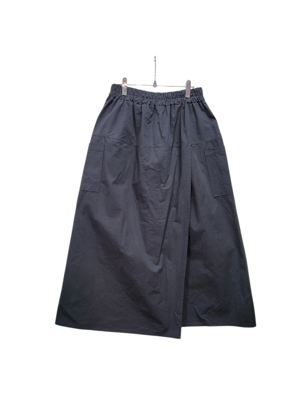 가볍고 편안한 블랙 치마바지에요 멋스럽고 세련된 제품입니다