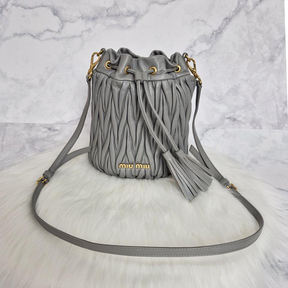 미우미우 마테라쎄 나파 레더 버킷백 5BE014