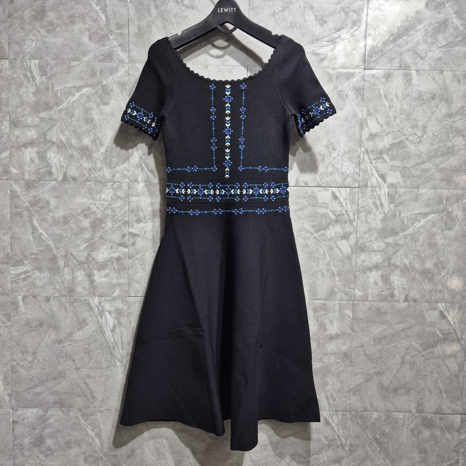 산드로 르위트 블랙 자수 반팔 원피스