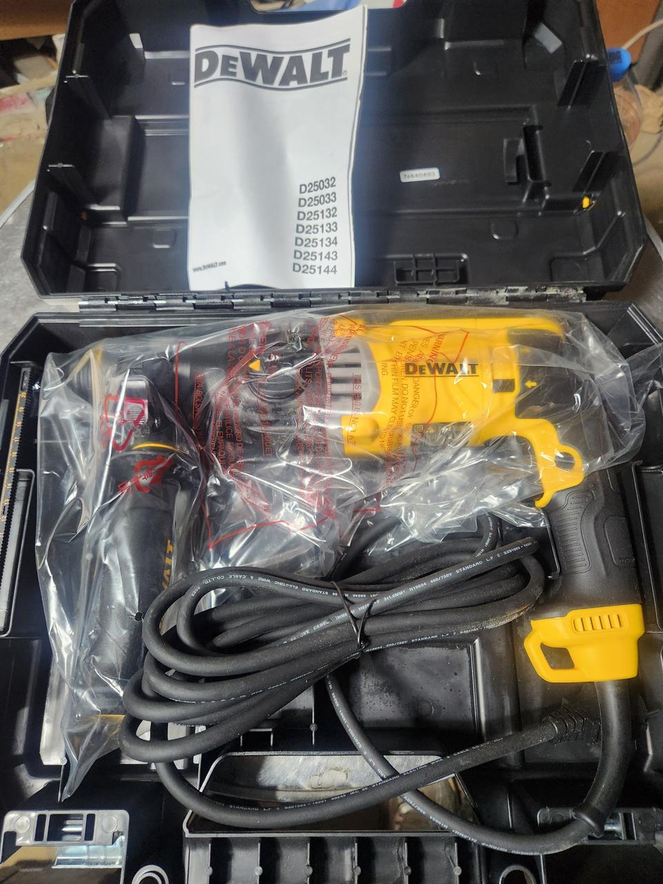 디월트 해머드릴 D25143K 미사용품 팝니다