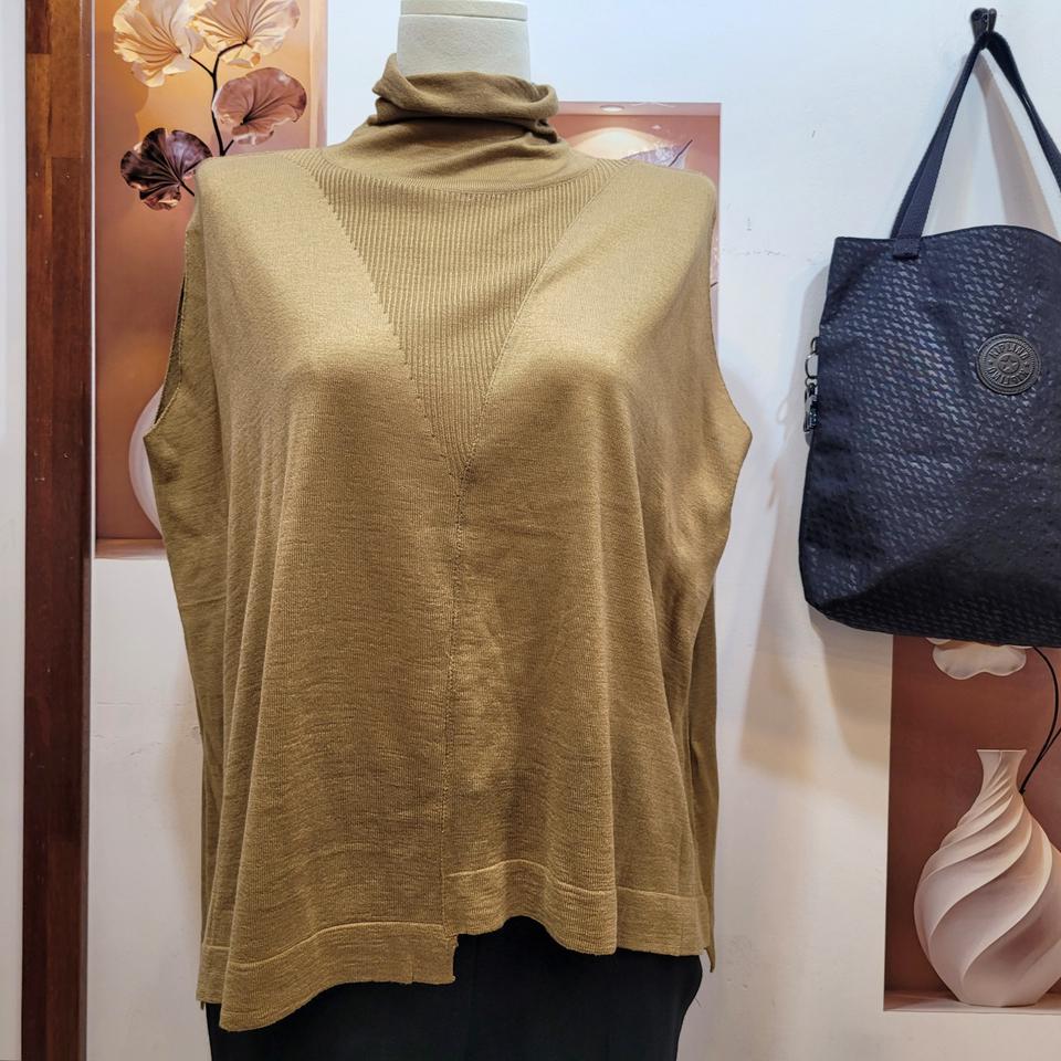 가오리핏 터틀넥 슬리브리스 니트