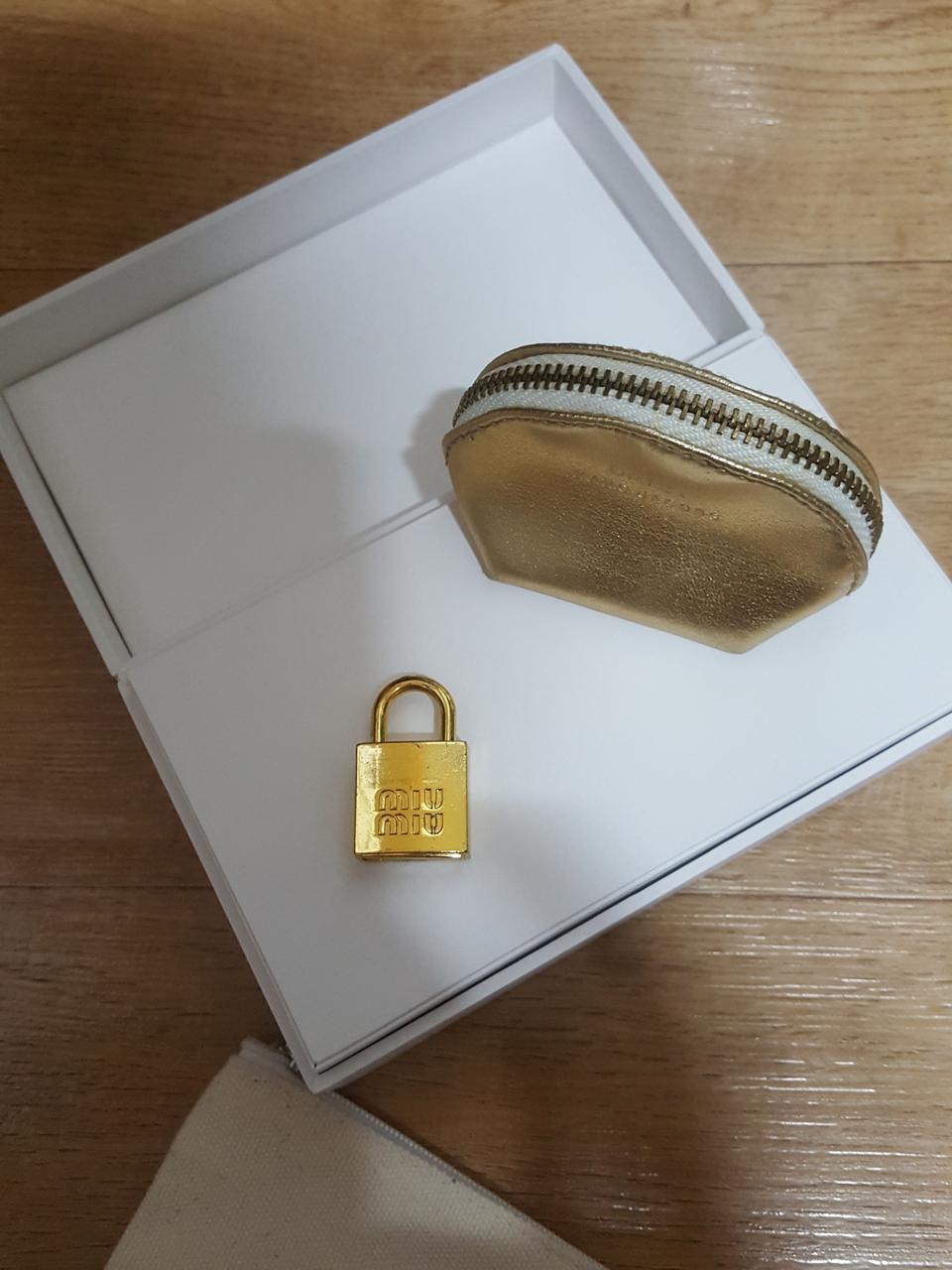 Miumiu 락 열쇠 자물쇠 (장원영 가방)