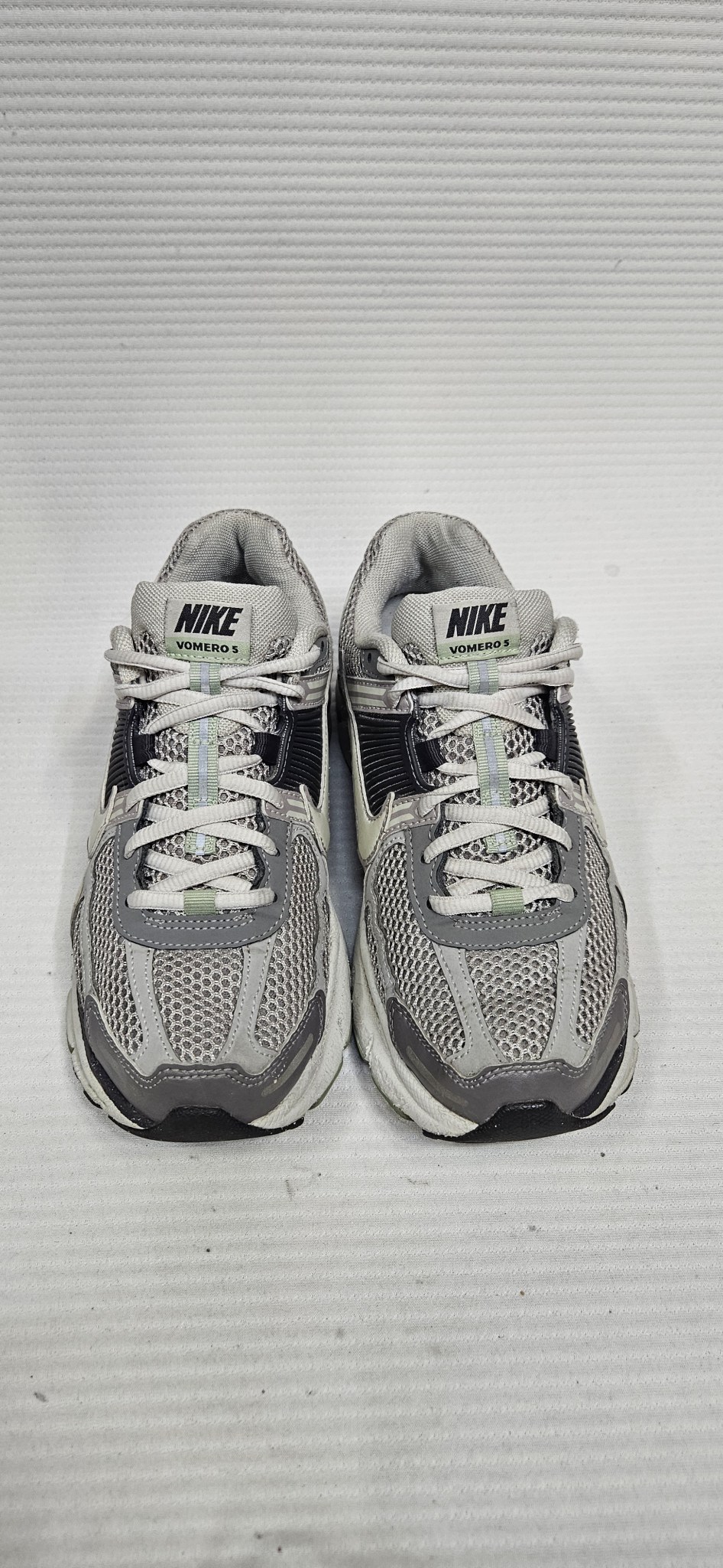 나이키 줌 보메로5 FB8845   240사이즈