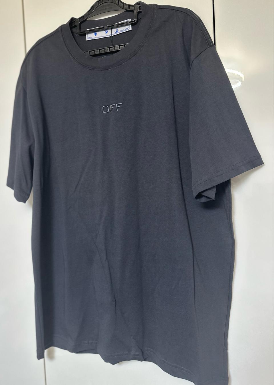 오프화이트 반팔 티셔츠