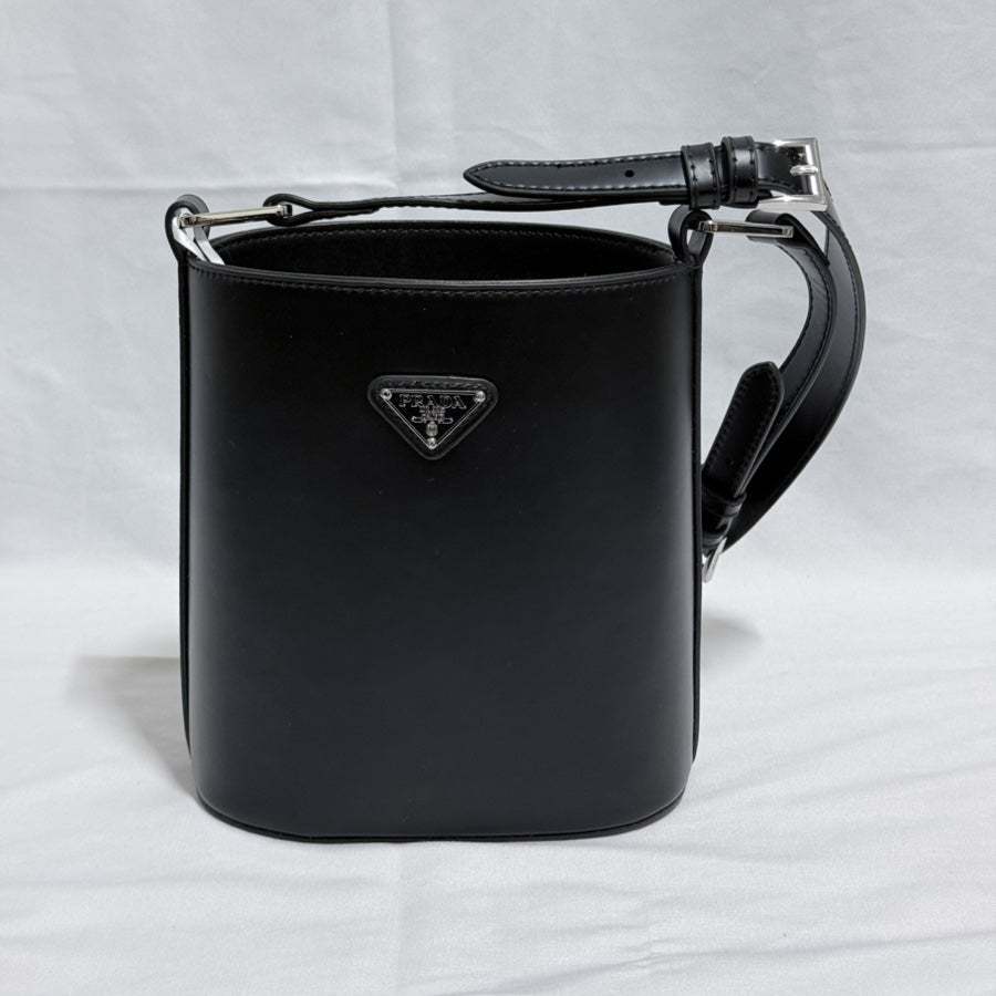 프라다 미니 브러시드 가죽 버킷백