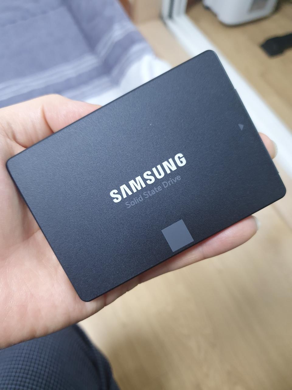 삼성 2.5인치 SSD 860EVO 250G 팝니다