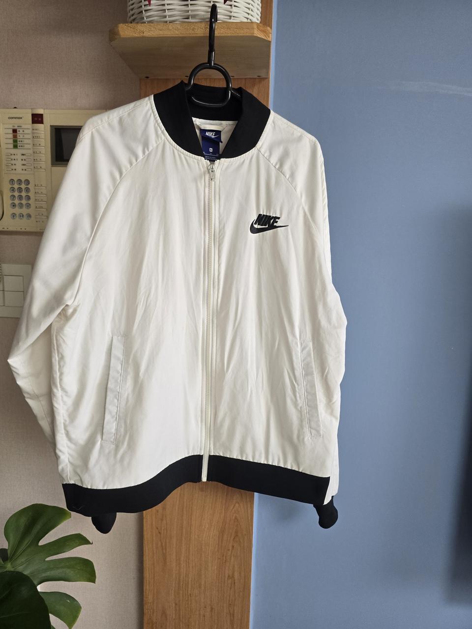 나이키 화이트 블랙 배색 바람막이 XL