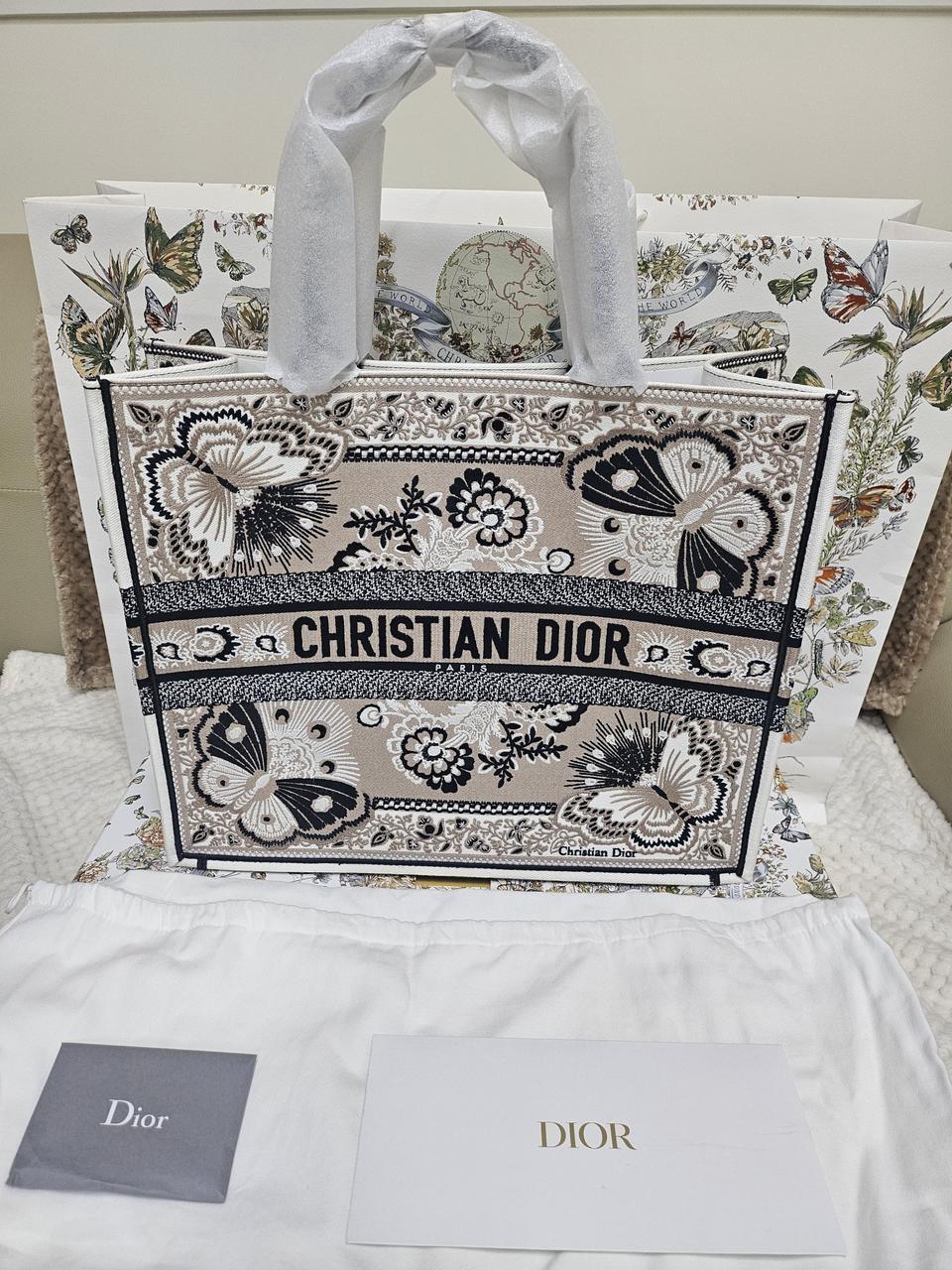 디올 북토트백 라지