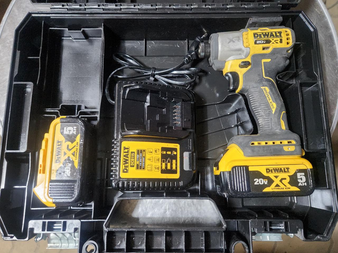 디월트 20v 충전임팩 DCF845 팝니다