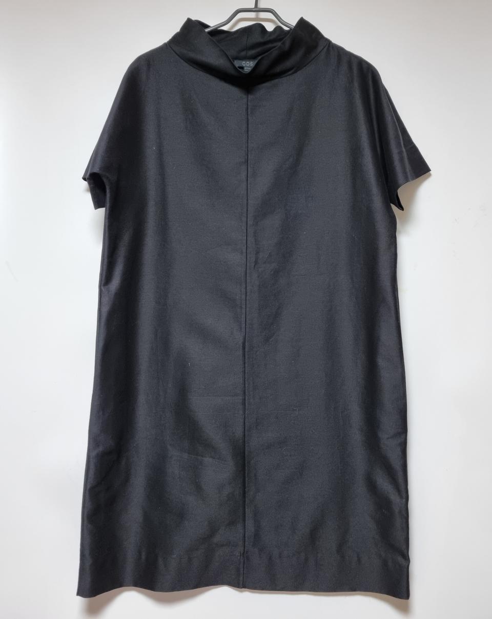 COS 블랙 실크 혼방 넥 원피스